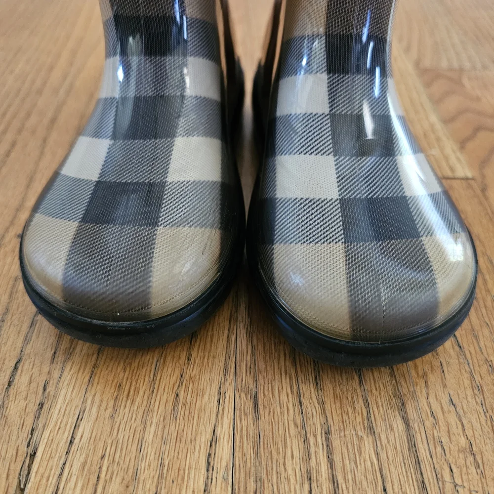 Burberry stylish rain